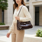 Bolsa hobo Lili Mayzê em couro legítimo. Design sofisticado, alça ajustável e divisórias internas. O toque de luxo e durabilidade que seu look merece.