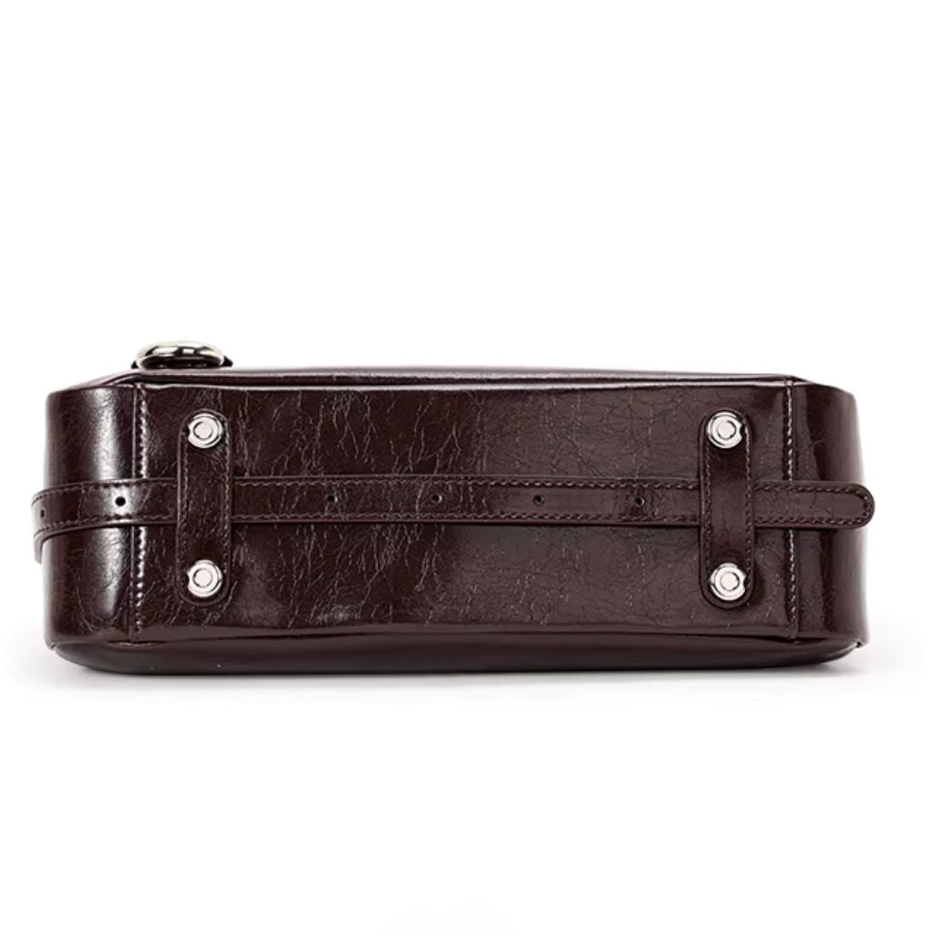 Bolsa hobo Lili Mayzê em couro legítimo. Design sofisticado, alça ajustável e divisórias internas. O toque de luxo e durabilidade que seu look merece.