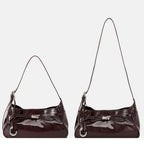 Bolsa hobo Lili Mayzê em couro legítimo. Design sofisticado, alça ajustável e divisórias internas. O toque de luxo e durabilidade que seu look merece.