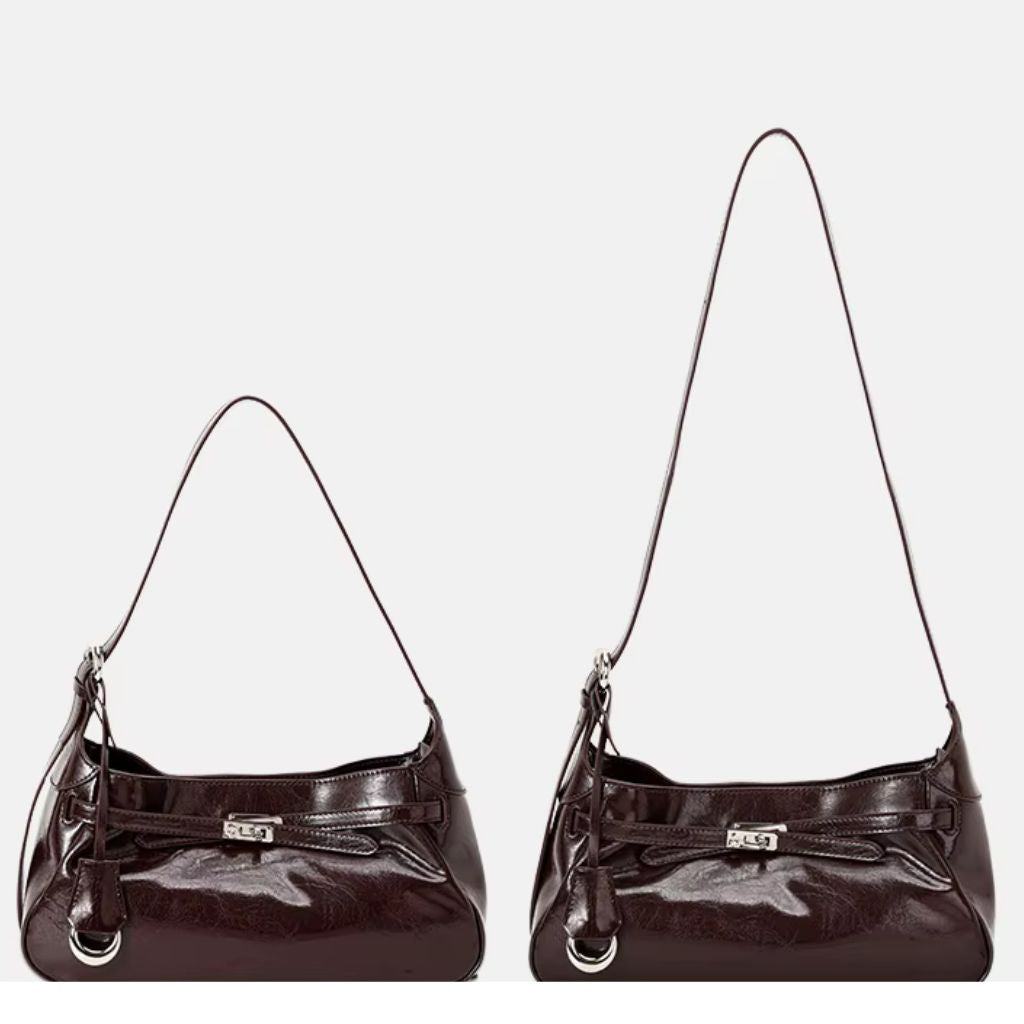 Bolsa hobo Lili Mayzê em couro legítimo. Design sofisticado, alça ajustável e divisórias internas. O toque de luxo e durabilidade que seu look merece.