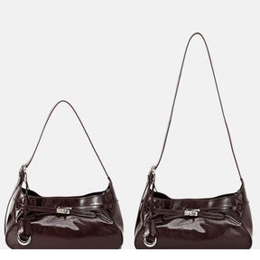 Bolsa hobo Lili Mayzê em couro legítimo. Design sofisticado, alça ajustável e divisórias internas. O toque de luxo e durabilidade que seu look merece.