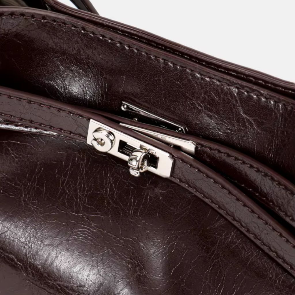 Bolsa hobo Lili Mayzê em couro legítimo. Design sofisticado, alça ajustável e divisórias internas. O toque de luxo e durabilidade que seu look merece.