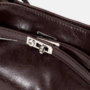 Bolsa hobo Lili Mayzê em couro legítimo. Design sofisticado, alça ajustável e divisórias internas. O toque de luxo e durabilidade que seu look merece.