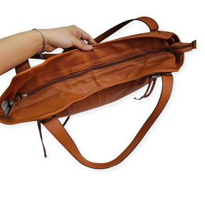 Bolsa maxi Gilian Mayzê. Grande capacidade, 3 compartimentos, bolso com zíper e alça transversal removível. Ideal para trabalho e dia a dia com estilo.