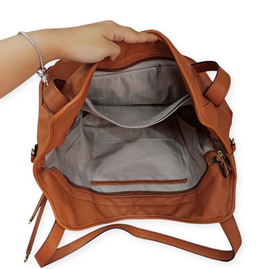 Bolsa maxi Gilian Mayzê. Grande capacidade, 3 compartimentos, bolso com zíper e alça transversal removível. Ideal para trabalho e dia a dia com estilo.