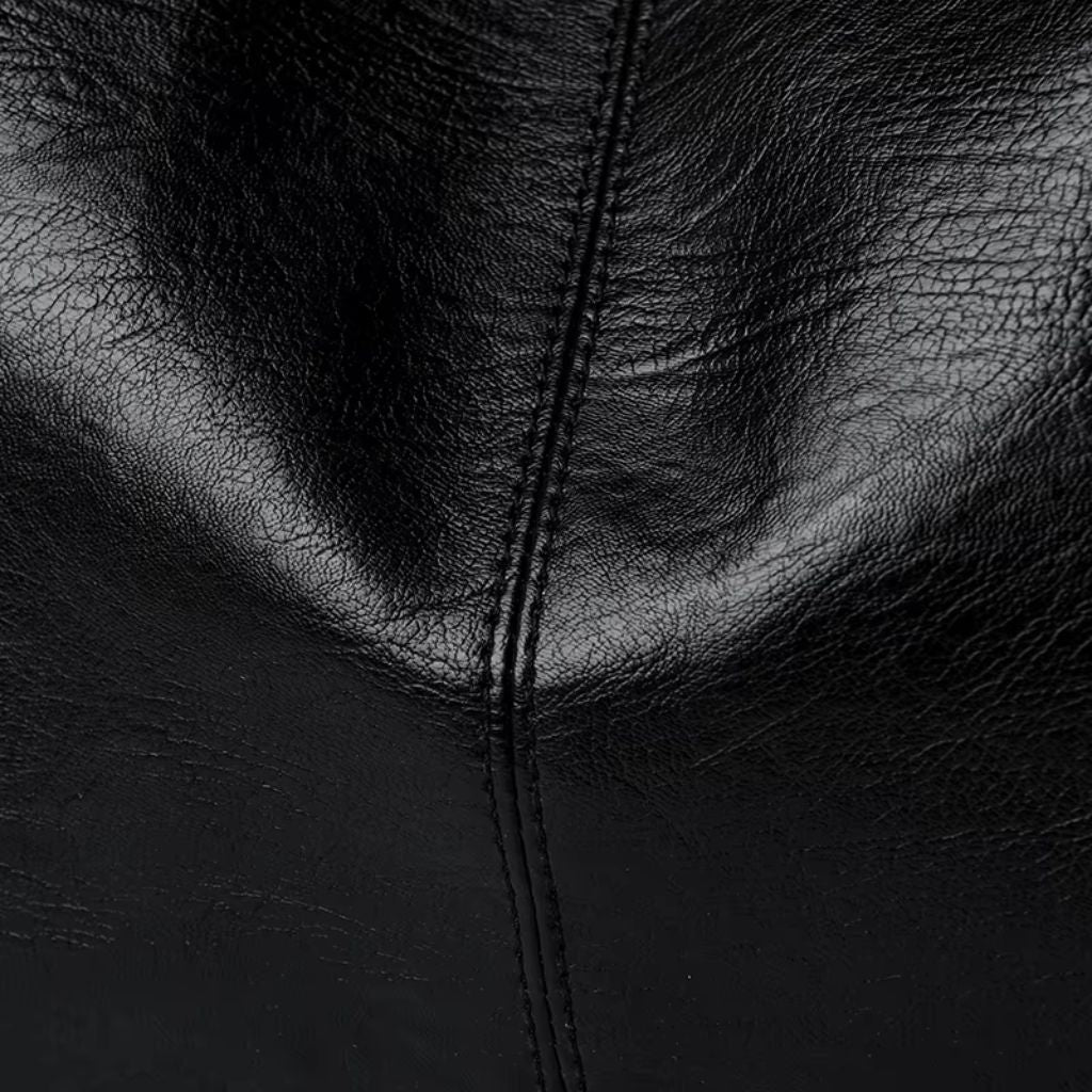 Bolsa média tote Naomi Mayzê. Couro ecológico, vários bolsos, alça transversal removível e ótima organização para o dia a dia.