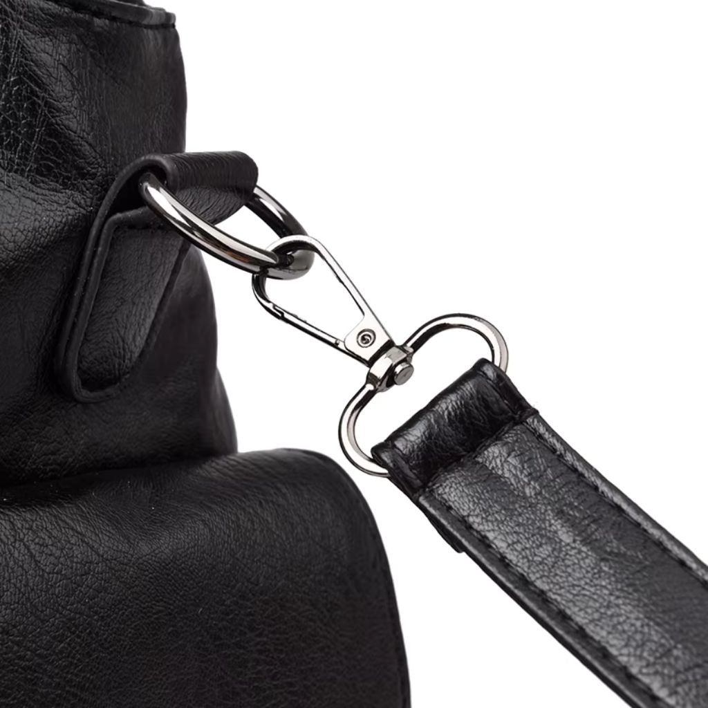 Bolsa média tote Naomi Mayzê. Couro ecológico, vários bolsos, alça transversal removível e ótima organização para o dia a dia.