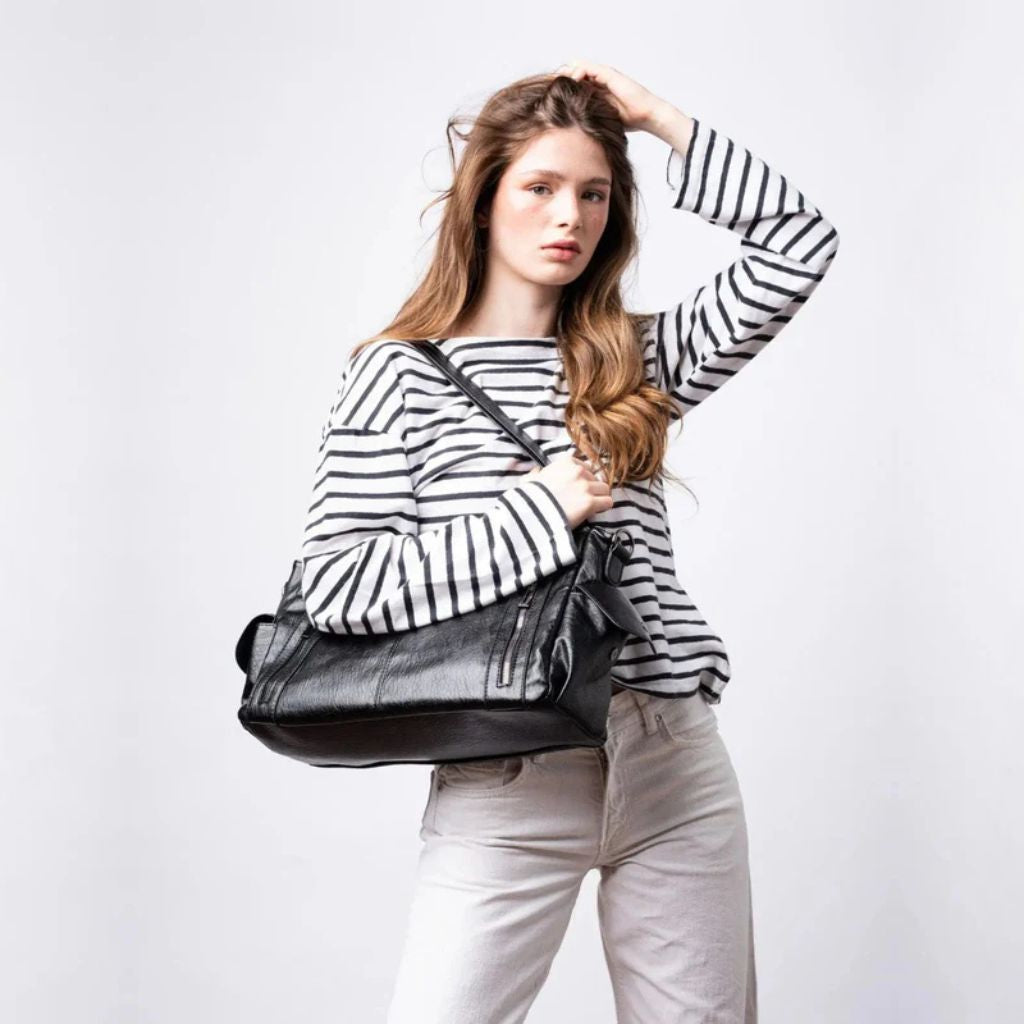 Bolsa média tote Naomi Mayzê. Couro ecológico, vários bolsos, alça transversal removível e ótima organização para o dia a dia.