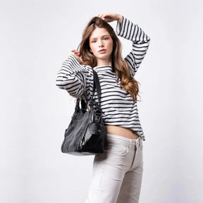 Bolsa média tote Naomi Mayzê. Couro ecológico, vários bolsos, alça transversal removível e ótima organização para o dia a dia.