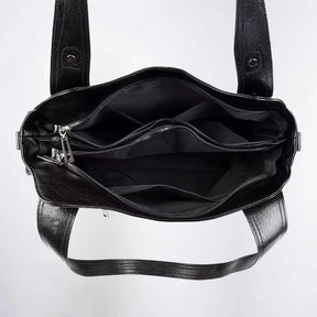 Bolsa média tote Naomi Mayzê. Couro ecológico, vários bolsos, alça transversal removível e ótima organização para o dia a dia.