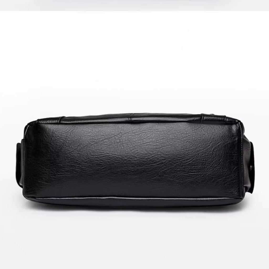 Bolsa média tote Naomi Mayzê. Couro ecológico, vários bolsos, alça transversal removível e ótima organização para o dia a dia.