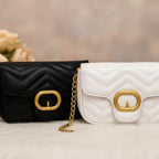 Bolsa pequena Bibiana Mayzê em matelassê. Alça de corrente, couro ecológico e design delicado. Perfeita para festas, jantares e looks sofisticados.
