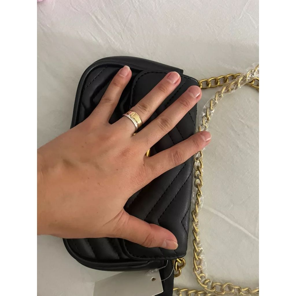 Bolsa pequena Bibiana Mayzê em matelassê. Alça de corrente, couro ecológico e design delicado. Perfeita para festas, jantares e looks sofisticados.
