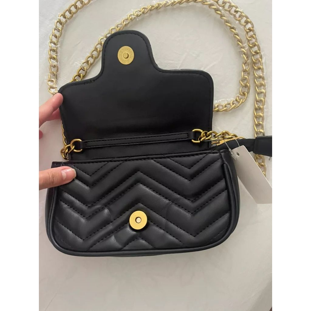 Bolsa pequena Bibiana Mayzê em matelassê. Alça de corrente, couro ecológico e design delicado. Perfeita para festas, jantares e looks sofisticados.