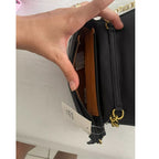 Bolsa pequena Bibiana Mayzê em matelassê. Alça de corrente, couro ecológico e design delicado. Perfeita para festas, jantares e looks sofisticados.