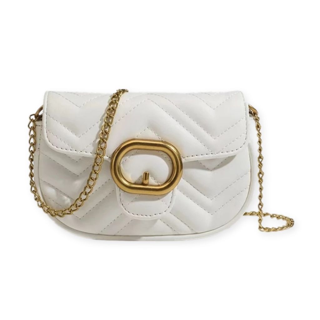 Bolsa pequena Bibiana Mayzê em matelassê. Alça de corrente, couro ecológico e design delicado. Perfeita para festas, jantares e looks sofisticados.