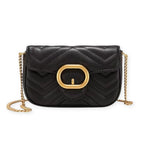 Bolsa pequena Bibiana Mayzê em matelassê. Alça de corrente, couro ecológico e design delicado. Perfeita para festas, jantares e looks sofisticados.