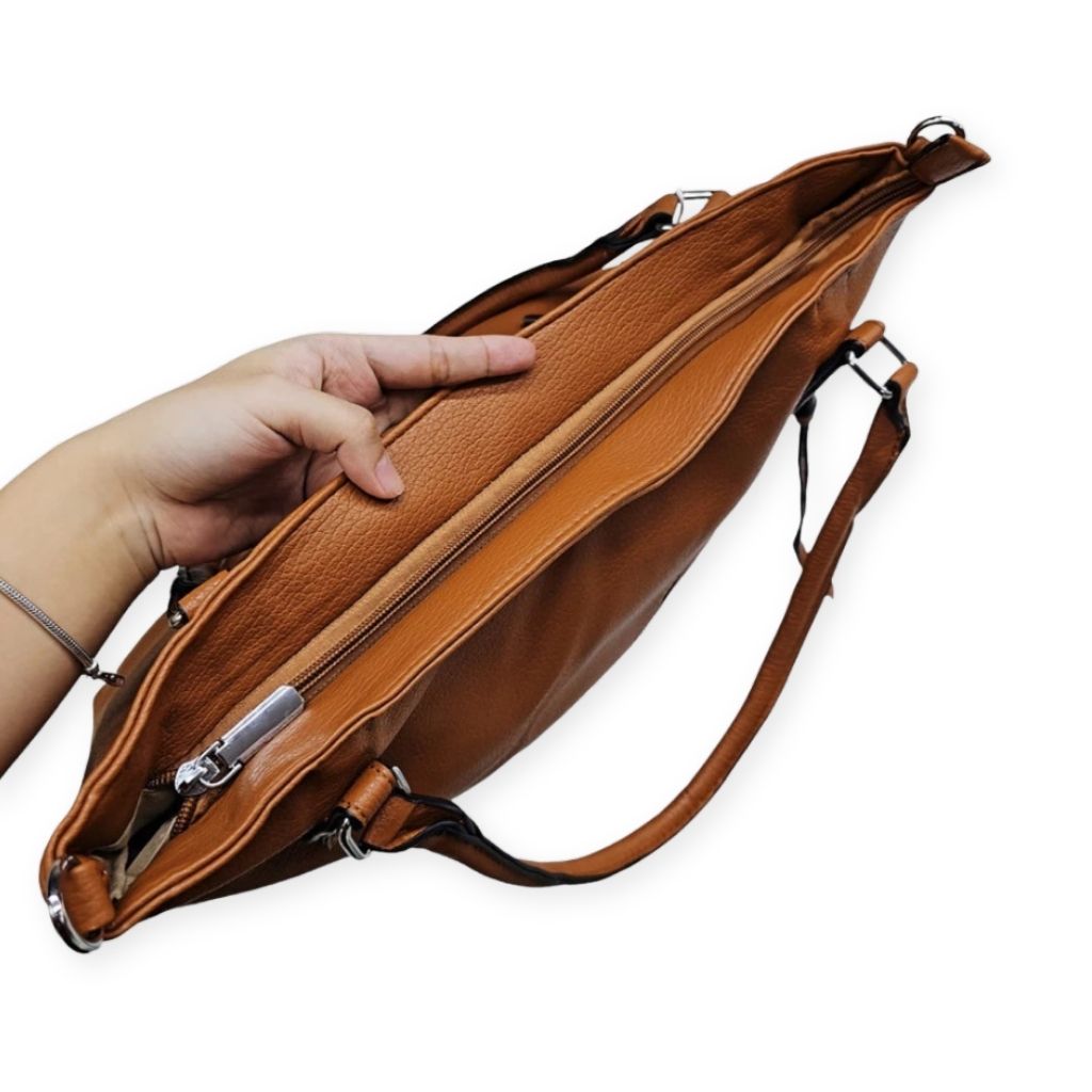 Bolsa tote grande Charlene Mayzê. Couro ecológico, 3 compartimentos, bolsos com zíper e alça transversal removível. Ideal para trabalho e dia a dia.