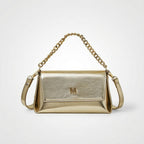 Bolsa pequena Melissa Mayzê dourada. Design tiracolo em couro ecológico, alça de corrente e fechamento magnético. O brilho ideal para festas e eventos especiais.