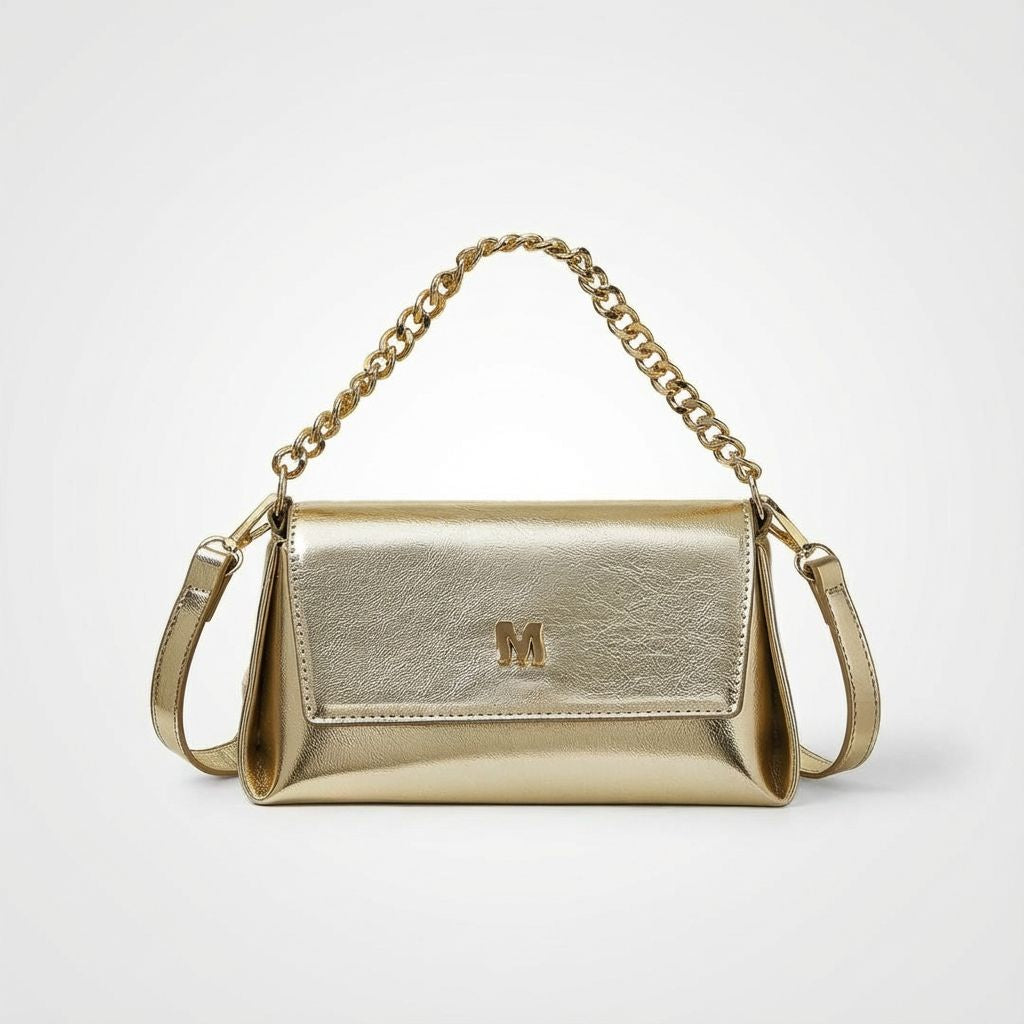 Bolsa pequena Melissa Mayzê dourada. Design tiracolo em couro ecológico, alça de corrente e fechamento magnético. O brilho ideal para festas e eventos especiais.