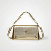 Bolsa pequena Melissa Mayzê dourada. Design tiracolo em couro ecológico, alça de corrente e fechamento magnético. O brilho ideal para festas e eventos especiais.