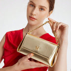 Bolsa pequena Melissa Mayzê dourada. Design tiracolo em couro ecológico, alça de corrente e fechamento magnético. O brilho ideal para festas e eventos especiais.
