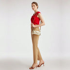 Bolsa pequena Melissa Mayzê dourada. Design tiracolo em couro ecológico, alça de corrente e fechamento magnético. O brilho ideal para festas e eventos especiais.