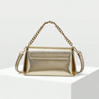 Bolsa pequena Melissa Mayzê dourada. Design tiracolo em couro ecológico, alça de corrente e fechamento magnético. O brilho ideal para festas e eventos especiais.