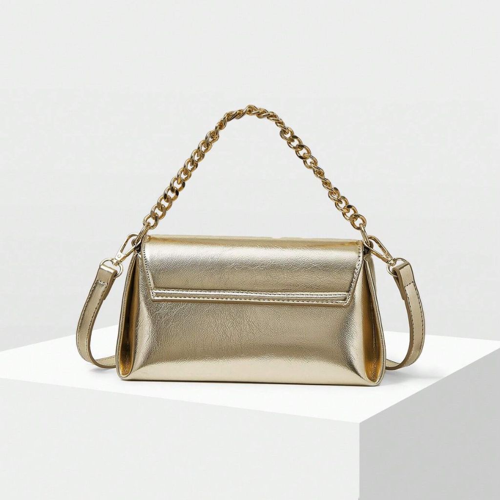 Bolsa pequena Melissa Mayzê dourada. Design tiracolo em couro ecológico, alça de corrente e fechamento magnético. O brilho ideal para festas e eventos especiais.