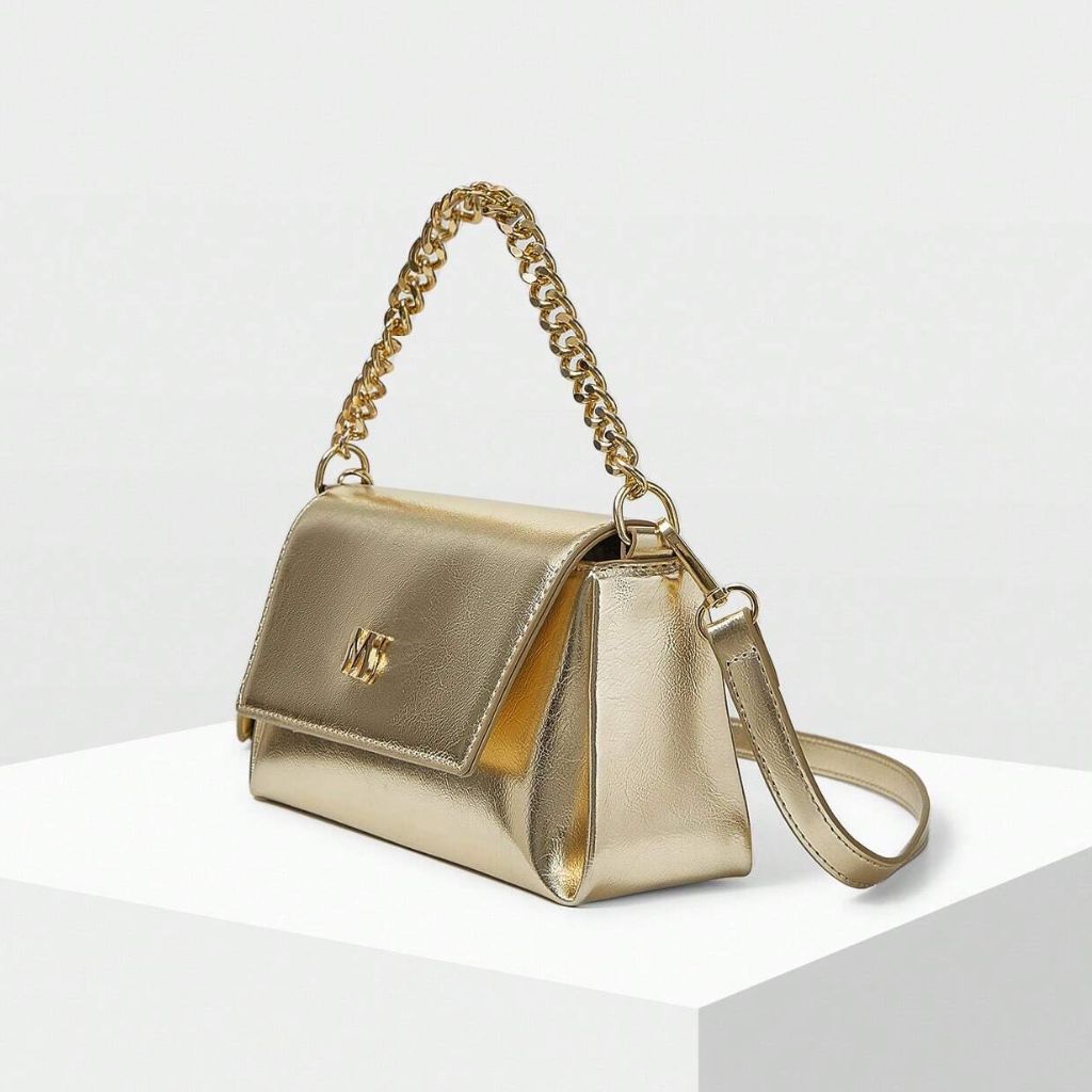 Bolsa pequena Melissa Mayzê dourada. Design tiracolo em couro ecológico, alça de corrente e fechamento magnético. O brilho ideal para festas e eventos especiais.