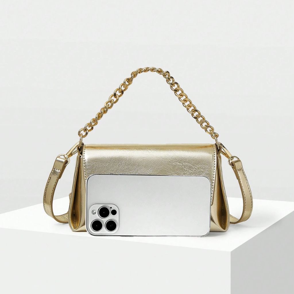 Bolsa pequena Melissa Mayzê dourada. Design tiracolo em couro ecológico, alça de corrente e fechamento magnético. O brilho ideal para festas e eventos especiais.