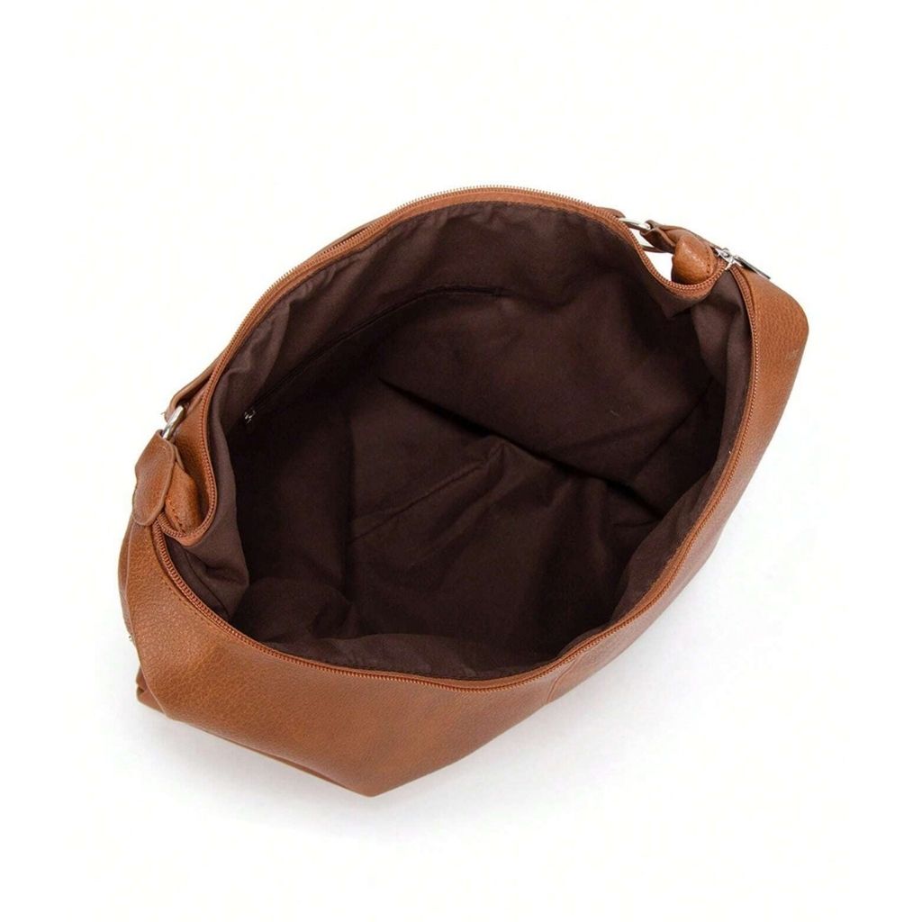 Bolsa de ombro grande Hermione Mayzê. Modelo hobo maxi em couro ecológico, fechamento em zíper e bolso interno. Elegante para trabalho e dia a dia.