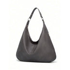 Bolsa de ombro grande Hermione Mayzê. Modelo hobo maxi em couro ecológico, fechamento em zíper e bolso interno. Elegante para trabalho e dia a dia.