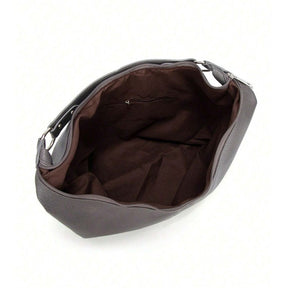 Bolsa de ombro grande Hermione Mayzê. Modelo hobo maxi em couro ecológico, fechamento em zíper e bolso interno. Elegante para trabalho e dia a dia.