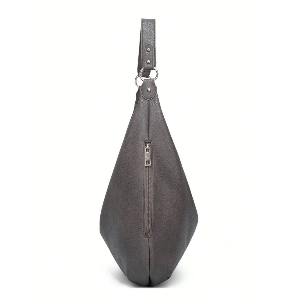 Bolsa de ombro grande Hermione Mayzê. Modelo hobo maxi em couro ecológico, fechamento em zíper e bolso interno. Elegante para trabalho e dia a dia.