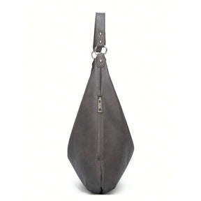 Bolsa de ombro grande Hermione Mayzê. Modelo hobo maxi em couro ecológico, fechamento em zíper e bolso interno. Elegante para trabalho e dia a dia.