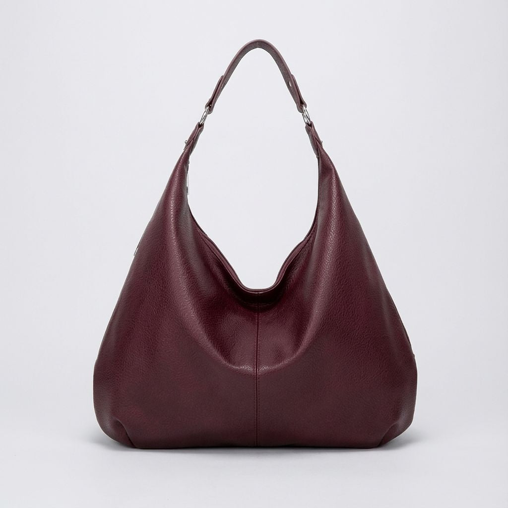 Bolsa de ombro grande Hermione Mayzê. Modelo hobo maxi em couro ecológico, fechamento em zíper e bolso interno. Elegante para trabalho e dia a dia.