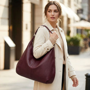 Bolsa de ombro grande Hermione Mayzê. Modelo hobo maxi em couro ecológico, fechamento em zíper e bolso interno. Elegante para trabalho e dia a dia.