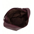 Bolsa de ombro grande Hermione Mayzê. Modelo hobo maxi em couro ecológico, fechamento em zíper e bolso interno. Elegante para trabalho e dia a dia.