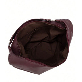 Bolsa de ombro grande Hermione Mayzê. Modelo hobo maxi em couro ecológico, fechamento em zíper e bolso interno. Elegante para trabalho e dia a dia.