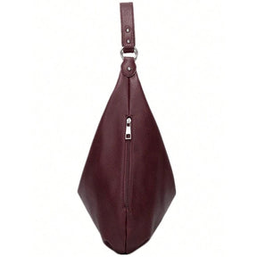 Bolsa de ombro grande Hermione Mayzê. Modelo hobo maxi em couro ecológico, fechamento em zíper e bolso interno. Elegante para trabalho e dia a dia.
