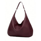 Bolsa de ombro grande Hermione Mayzê. Modelo hobo maxi em couro ecológico, fechamento em zíper e bolso interno. Elegante para trabalho e dia a dia.