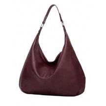 Bolsa de ombro grande Hermione Mayzê. Modelo hobo maxi em couro ecológico, fechamento em zíper e bolso interno. Elegante para trabalho e dia a dia.