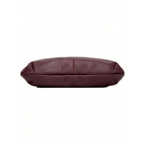 Bolsa de ombro grande Hermione Mayzê. Modelo hobo maxi em couro ecológico, fechamento em zíper e bolso interno. Elegante para trabalho e dia a dia.