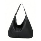 Bolsa de ombro grande Hermione Mayzê. Modelo hobo maxi em couro ecológico, fechamento em zíper e bolso interno. Elegante para trabalho e dia a dia.