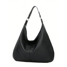 Bolsa de ombro grande Hermione Mayzê. Modelo hobo maxi em couro ecológico, fechamento em zíper e bolso interno. Elegante para trabalho e dia a dia.