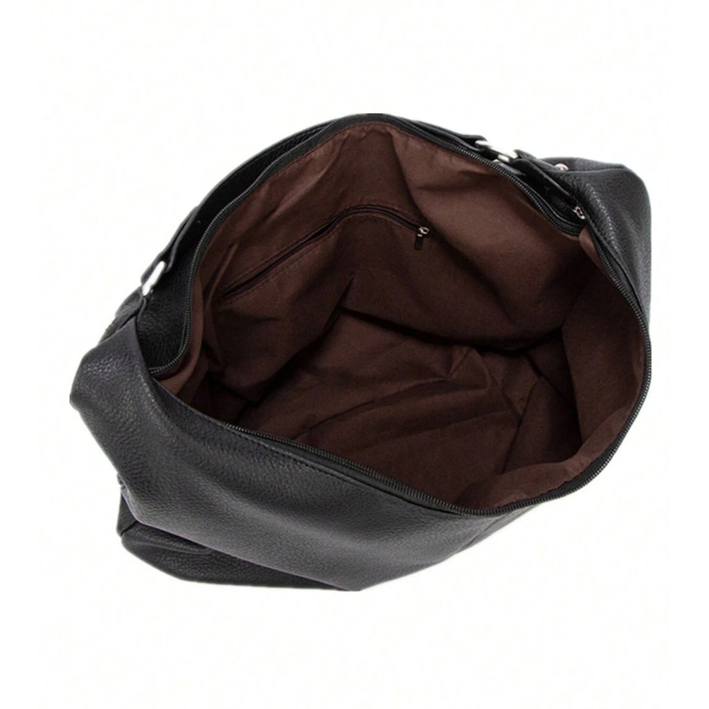 Bolsa de ombro grande Hermione Mayzê. Modelo hobo maxi em couro ecológico, fechamento em zíper e bolso interno. Elegante para trabalho e dia a dia.