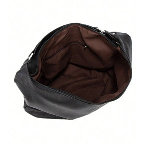 Bolsa de ombro grande Hermione Mayzê. Modelo hobo maxi em couro ecológico, fechamento em zíper e bolso interno. Elegante para trabalho e dia a dia.