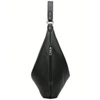 Bolsa de ombro grande Hermione Mayzê. Modelo hobo maxi em couro ecológico, fechamento em zíper e bolso interno. Elegante para trabalho e dia a dia.