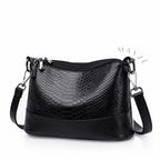 Bolsa Tiracolo Média Lily, Loja Mayzê Oficial, Loja Mayzê, Mayzê, mayze, Loja de bolsas, bolsas, bolsa, bolsa lily, lily, bolsa crocodilo, bolsa de couro, bolsa pro dia a dia, crossbody, tiracolo, bolsa em alta, bolsa na moda, bolsa tiktok, bolsa instagram, bolsa em conta, bolsa em promoção, bolsa preta, bolsa laranja, bolsa roxa, bolsa vermelha, bolsa cinza, frete grátis, bolsa em promoção, bolsa com alça regulavel, bolsa com divisorias, bolsa bonita, bolsa pratica, lojamayze.com, lojamayze.com.br
